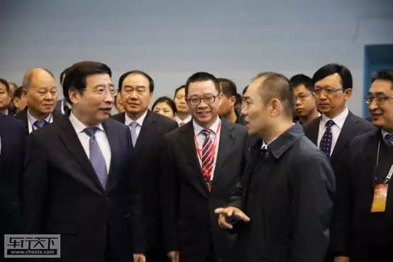 6868 68 尚格会展董事长张珺先生陪同与会领导先后参观了宇通